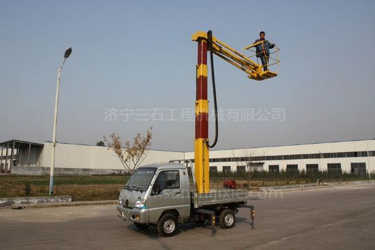 點(diǎn)擊查看詳細(xì)信息<br>標(biāo)題：小型高空作業(yè)車(chē) 閱讀次數(shù)：2353